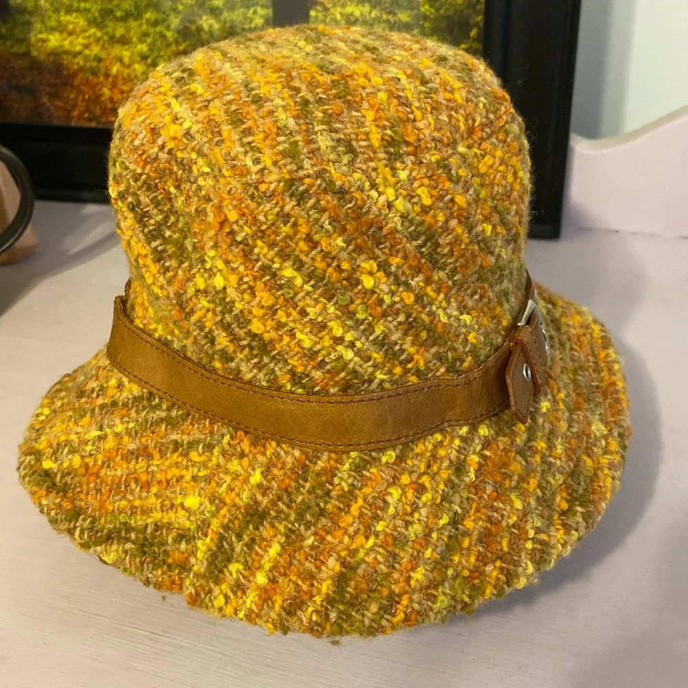 Saks Fifth avenue hat in good condition, gorgeous color - Picture 1 of 4